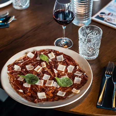 Fahrenheit Seven Hotel 4*