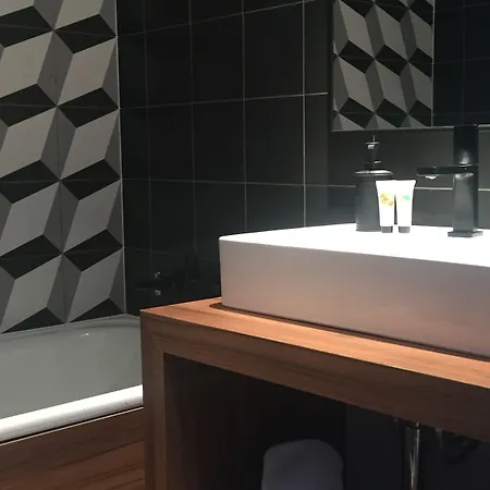 Fahrenheit Seven Hotel 4*