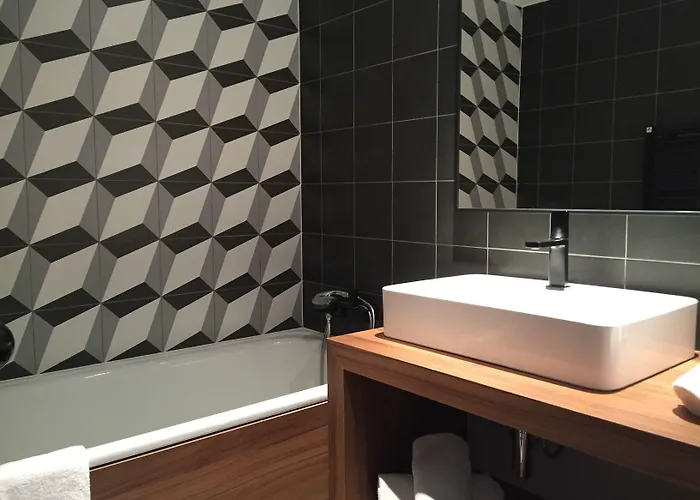 Fahrenheit Seven Готель