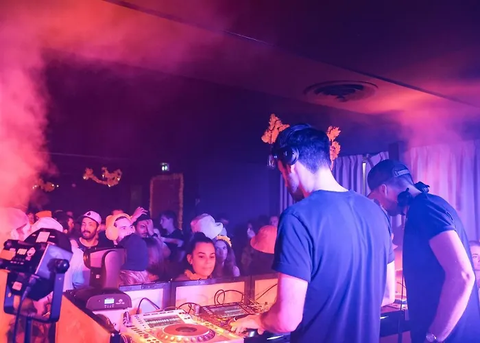 Fahrenheit Seven فندق فال تورُن